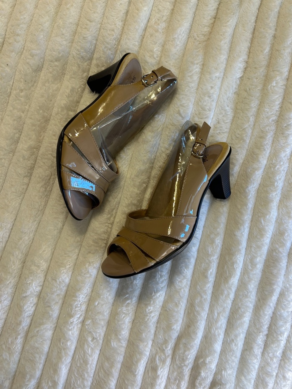 Softspots Neima Beige Patent Slingback Peep-Toe Heels NWT - Picture 2 of 14